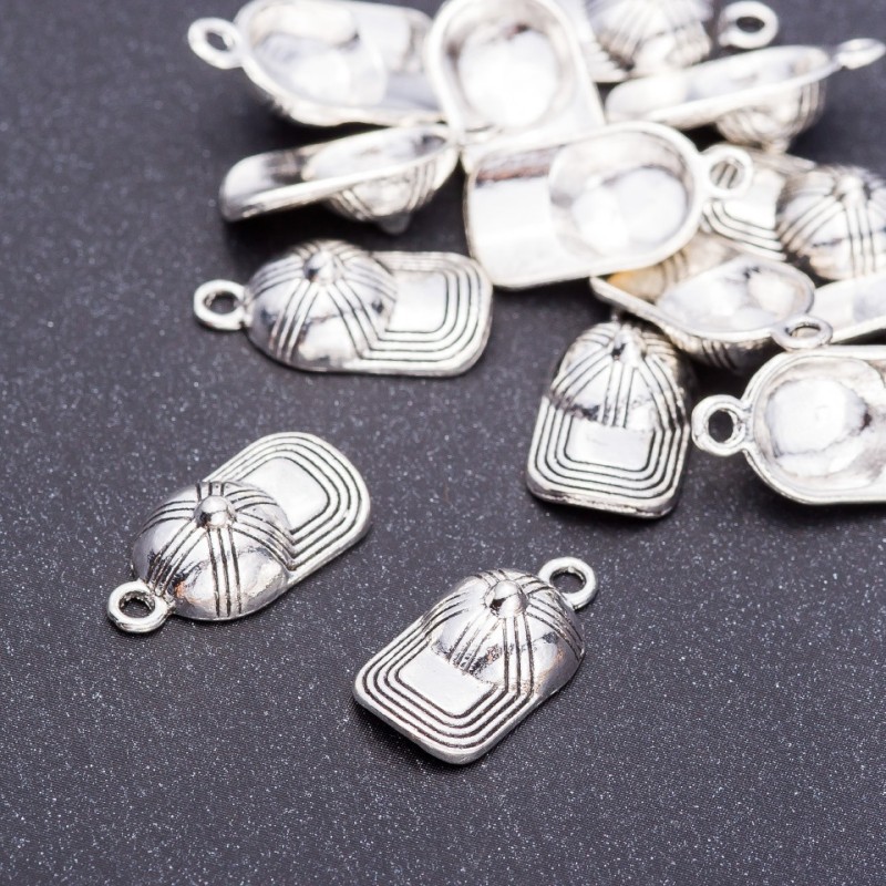 Přívěšek „Kšiltovka“ – bižuterní komponenta, průměr 10 mm, délka 19 mm, otvor 3 mm, balení 20 g ± 15 ks