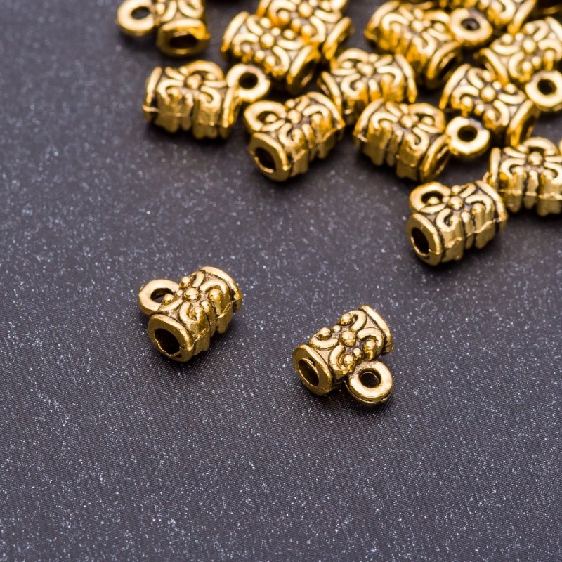 Poutko na přívěsek v odstínu starozlaté, rozměry 7×4×7 mm, otvor 3,5 mm, balení 20 g ± 40 ks