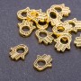 Korálková vložka ve tvaru dlaně, barva staré zlato, rozměry 14×12×2,5 mm, otvor 5 mm, balení 20 g ± 19 ks