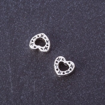 Korálkové komponenty – vložka ve tvaru srdce 'tečka křížek' 8×9 mm, balení 20 g, 33 ks