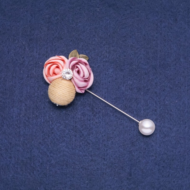 Textilní brož se špendlíkem «Boutonniéra» 92×35 mm