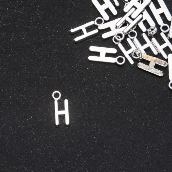 Přívěsek písmeno H 17×7 mm balení 20 g (± 22 ks)