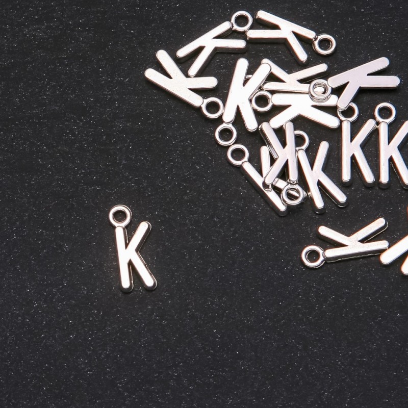 Přívěšek na šperky ve tvaru písmene K, 17×7 mm, balení 20 g (± 25 ks)