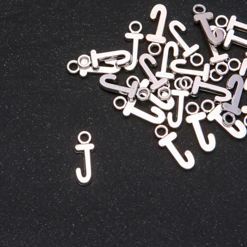 Přívěšek z kovu ve formě písmene „J“ 17×7 mm, balení 20 g (± 30 ks)