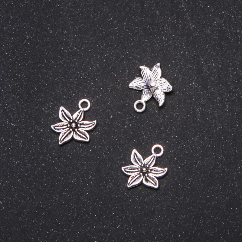 Kovové komponenty – Přívěsek Květina 13×16 mm, balení 20 g ±25 ks