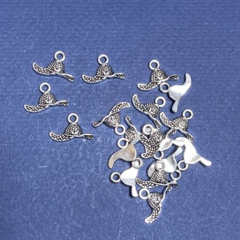 Přívěšek – klobouk 16×10 mm, balení 20 g ± 30 ks