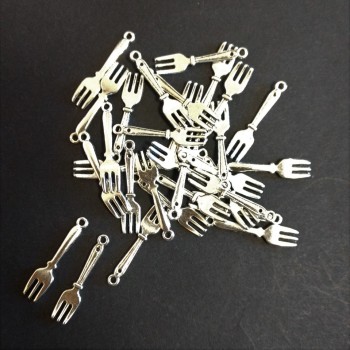 Kovové komponenty – Přívěšek Vidlička 27×6 mm, balení 20 g ± 30 ks
