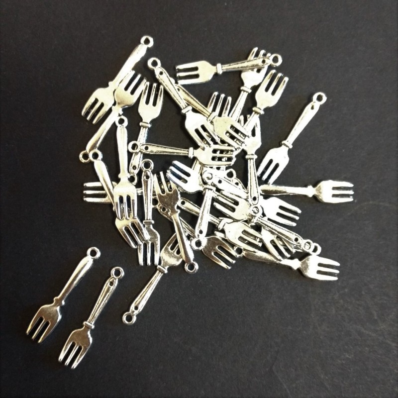 Kovové komponenty – Přívěšek Vidlička 27×6 mm, balení 20 g ± 30 ks