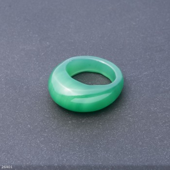 Prsten ze světle zeleného agátu, výška 6,5–15 mm, šířka 4–8 mm, průměr 19,20 mm