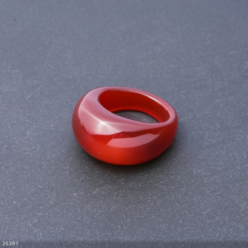 Prsten z přírodního karneolu, výška 6,5–15 mm, šířka 4–8 mm, průměr 19 mm