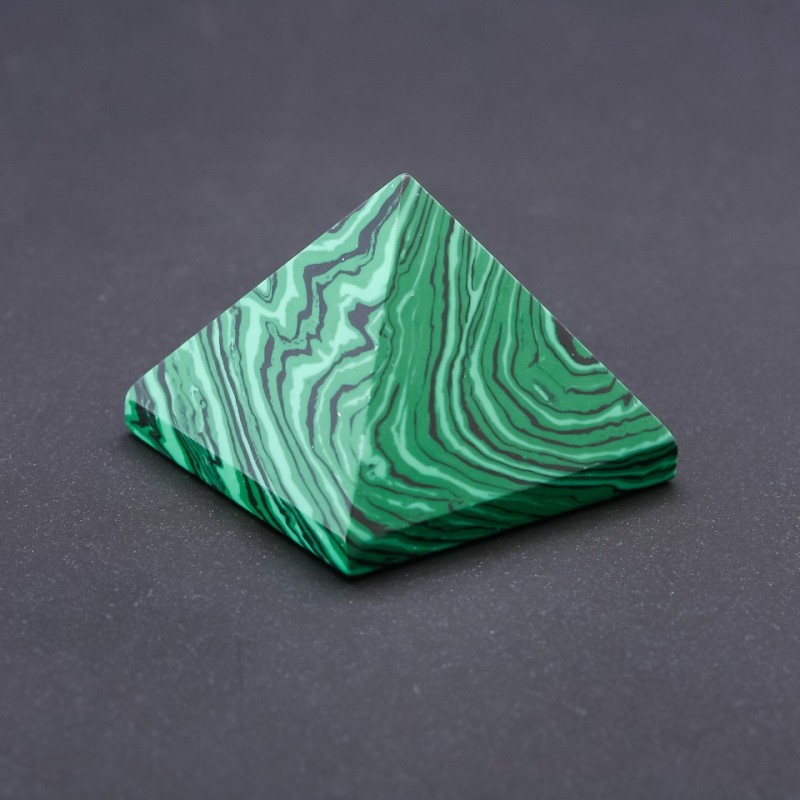 Pyramida z malachitu (lisovaná), šířka 38 mm, výška 30 mm