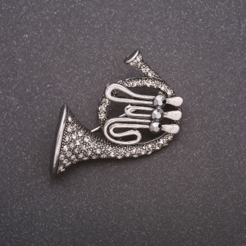 Brož Trubka se štrasovými kamínky, šedý kov, 42×45 mm