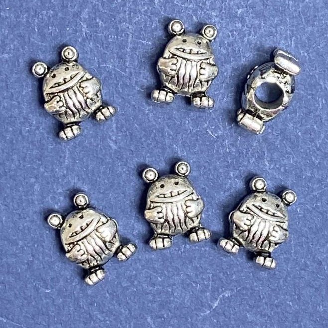 Kovová korálka Žába 10 × 14 mm, průměr díry 5 mm, balení 20 g ± 8 ks