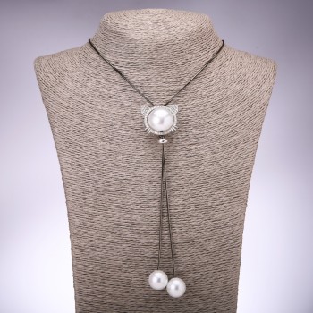 Přívěšek 'Kočka' stříbrný, průměr 29×25 mm, na dlouhém řetízku v barvě černé zlato, délka 100 cm