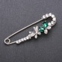 Brož-špendlík se zelenými skleněnými krystaly 76×23 mm, bílý kov