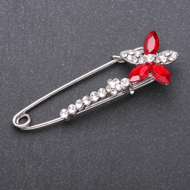 Brož se špendlíkem s červenými skleněnými krystaly 68×23 mm, bílý kov