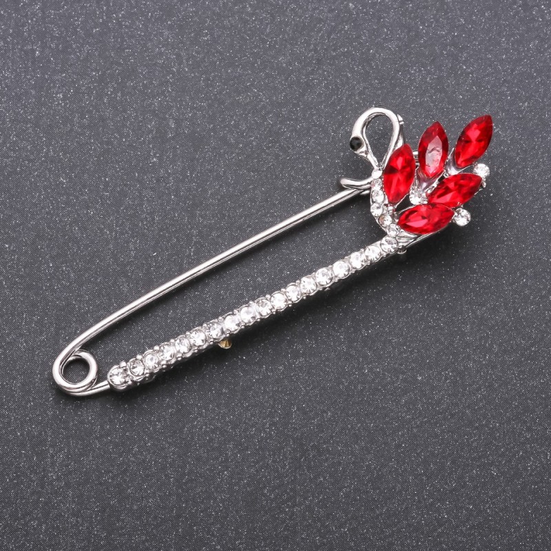 Brož s červenými skleněnými krystaly, 73×22 mm, z bílého kovu