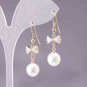 Náušnice «Mašličky» s bílými korálkami, průměr 10 mm, délka 3 cm, žlutý kov