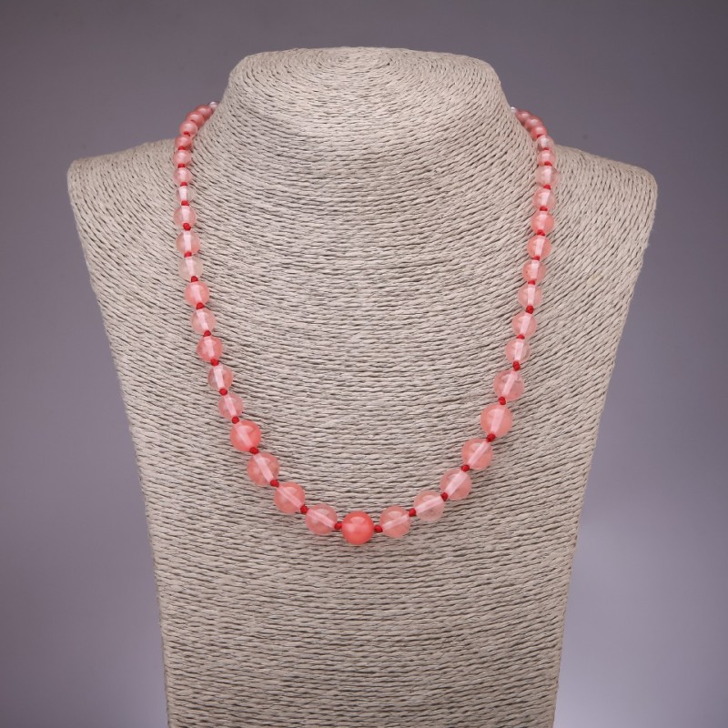 Náhrdelník z chalcedonu s postupně zvětšujícími se korálky, průměr 6–10 mm, délka 50 cm