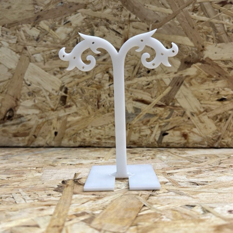 Stojan na náušnice, bílý plast, výška 117 mm, šířka 92 mm, hloubka 55 mm