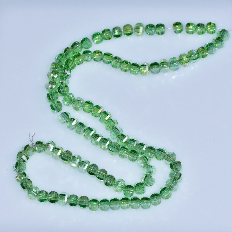 Křišťálové korálky ve stylu Swarovského, světle zelené, broušená kulička s povrchovou úpravou benzín, průměr 5×4 mm, navlečené na niti, délka 48 cm