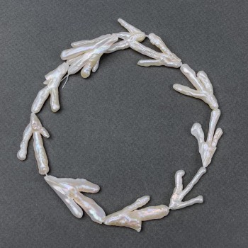 Korálky z přírodních barokních perel na niti s teplým odstínem benzínového odlesku, průměr 21×38 mm, délka 38 cm (±)