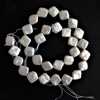 Korálky z přírodních barokních perel na niti s odleskem «benzín» teplý odstín, průměr 10 mm, délka 38 cm (±)