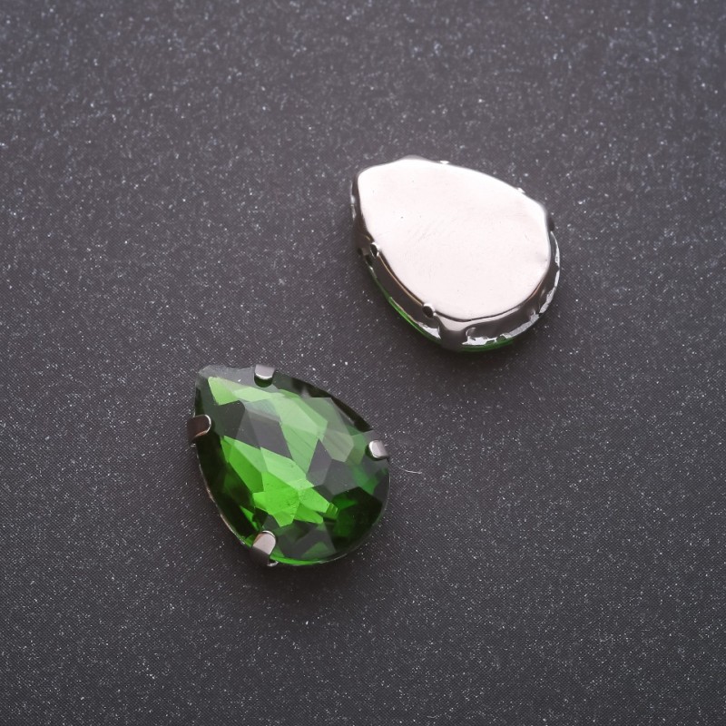 Cena za balení / 10 ks. Našitý krystal v čepu Kapka 13×18 mm zelený