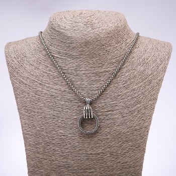 Přívěšek ve stylu „punk goth“ tlapa s prstýnkem 24 × 6 mm na řetízku, délka 65 cm