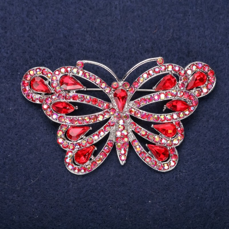 Brož Motýl s červenými krystaly 39 × 67 mm, stříbřitý kov