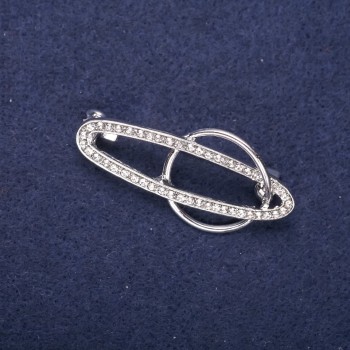 Brož Akcent Orbita bílé štrasové kamínky 43×20 mm, stříbrný kov