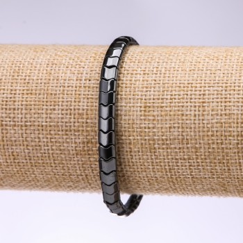 Náramek z hematitu se zigzagovými korálkami, průměr 6×5×3 mm, délka 18 cm, na gumičce