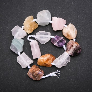 Nezpracované korálky – směs, navlékané na niti, průměr 20–26 mm, délka 42 cm