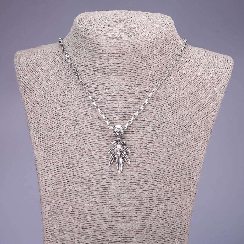 Přívěšek s lebkou 20×44 mm na řetízku, délka 55 cm