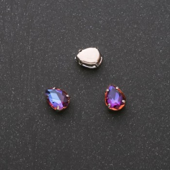 Cena za balení / 10 ks. Šitý krystal ve tvaru kapky 6×8 mm, modro-malinový