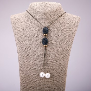 Přívěšek ve tvaru kravaty se modrými krystaly na dlouhém kovovém řetízku, barva černé zlato, průměr 16×48 mm, délka 70 cm