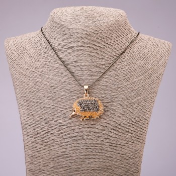 Přívěšek „Ježek“ s černými štrasami na dlouhém kovovém řetízku s povrchovou úpravou „černé zlato“, průměr 30×39 mm, délka 70 cm