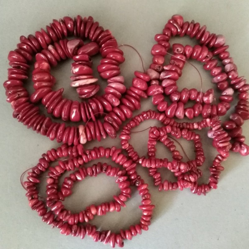 Korálové korálky červené, zrníčka, průměr 8–16 mm (+/−)