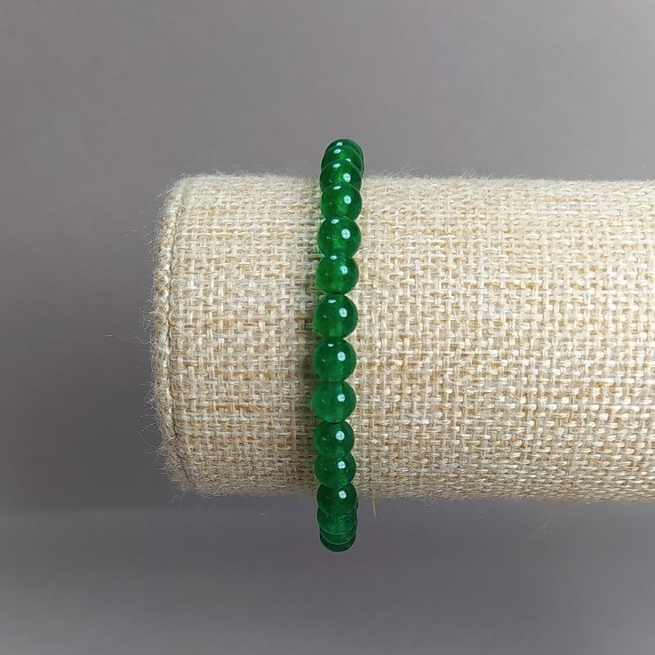 Náramek z přírodního chrysoprasu, hladká kulička, průměr cca 6 mm, na elastické šňůře, obvod 18 cm