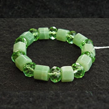 Náramek na gumičce z lisovaného nefritu a českého skla