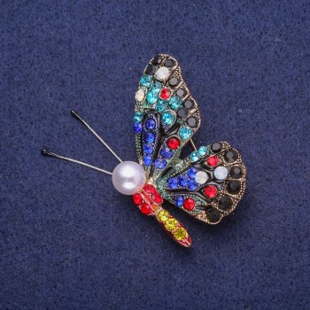 Brož Motýlek se štrasovými kamínky a Mallorskou perlou, žlutý kov 32×41 mm