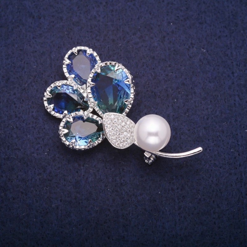 Brož Větvička se korálkou a zeleno-modrými krystaly ve stylu Swarovski, stříbrný kov 32×55 mm