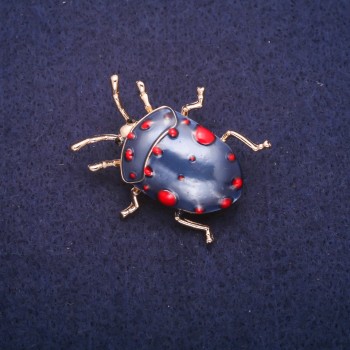 Brož 'Brouk' smaltovaná, zlatistý kov 31x35 mm