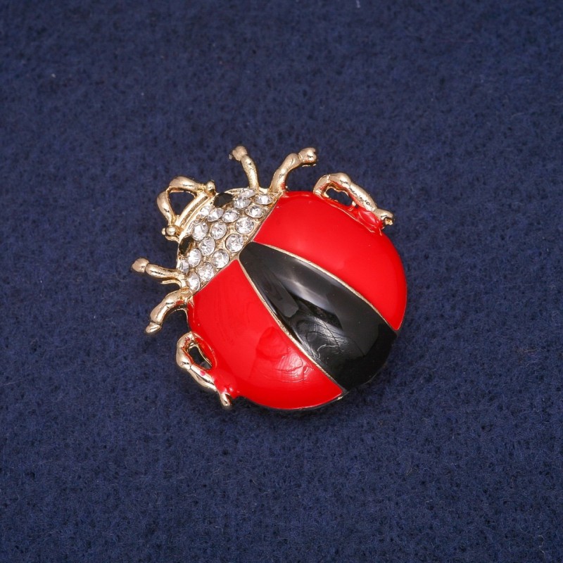 Brož Boží beruška s bílými štrasami, zlatý kov 28×31 mm