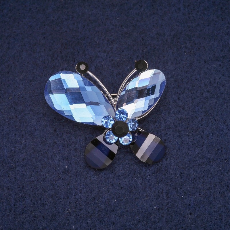Brož motýl se modrými a černými krystaly, stříbrný kov 28×32 mm