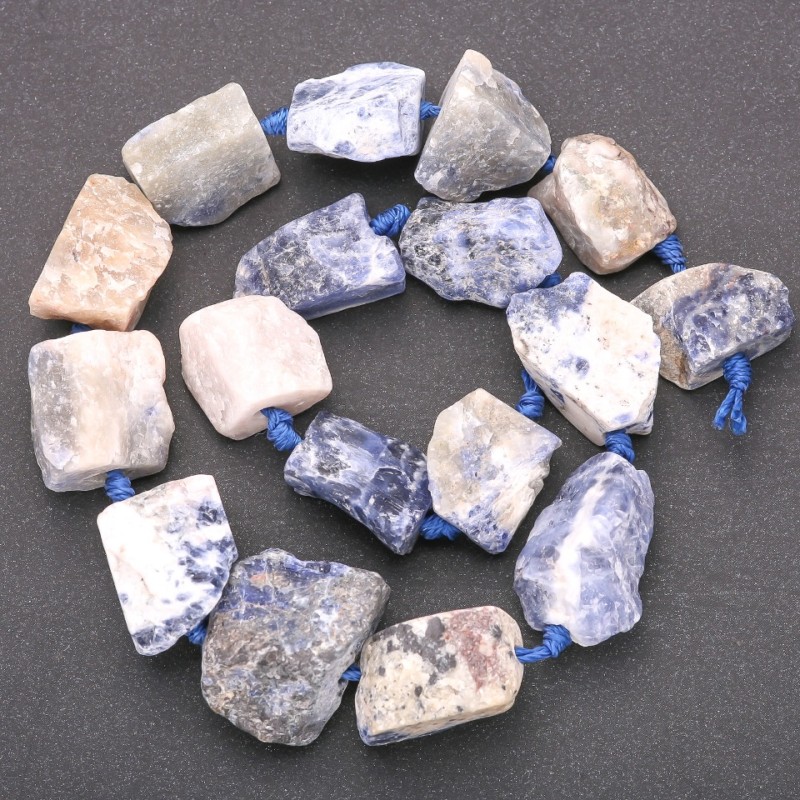 Surové sodalitové korálky na niti, surové, průměr 20×26 mm, délka 42 cm