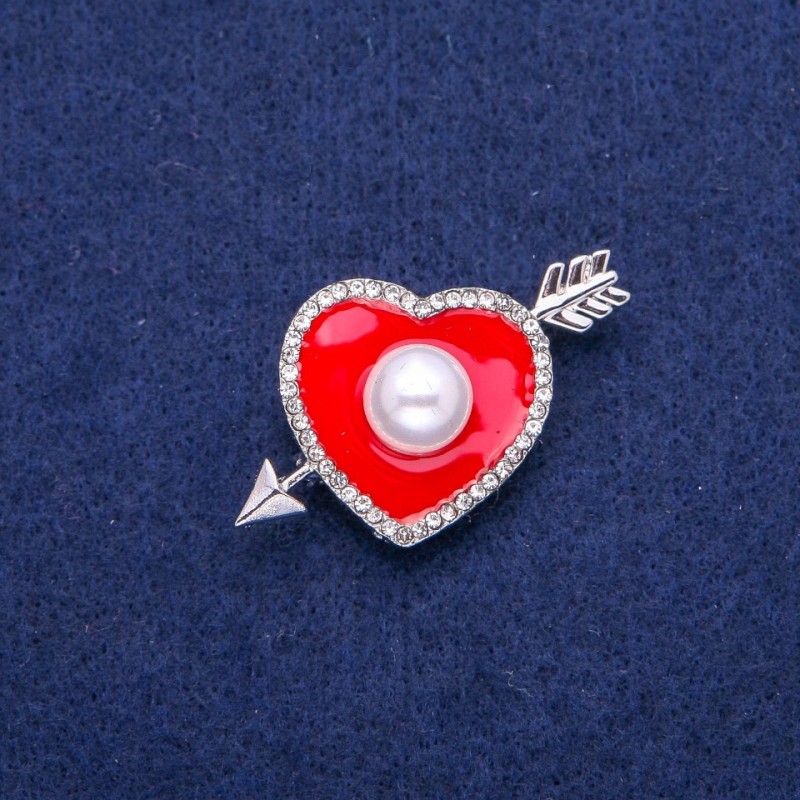 Brož srdce s červeným smaltem a bílými štrasovými kamínky a korálkou, 25×42 mm, stříbrný kov