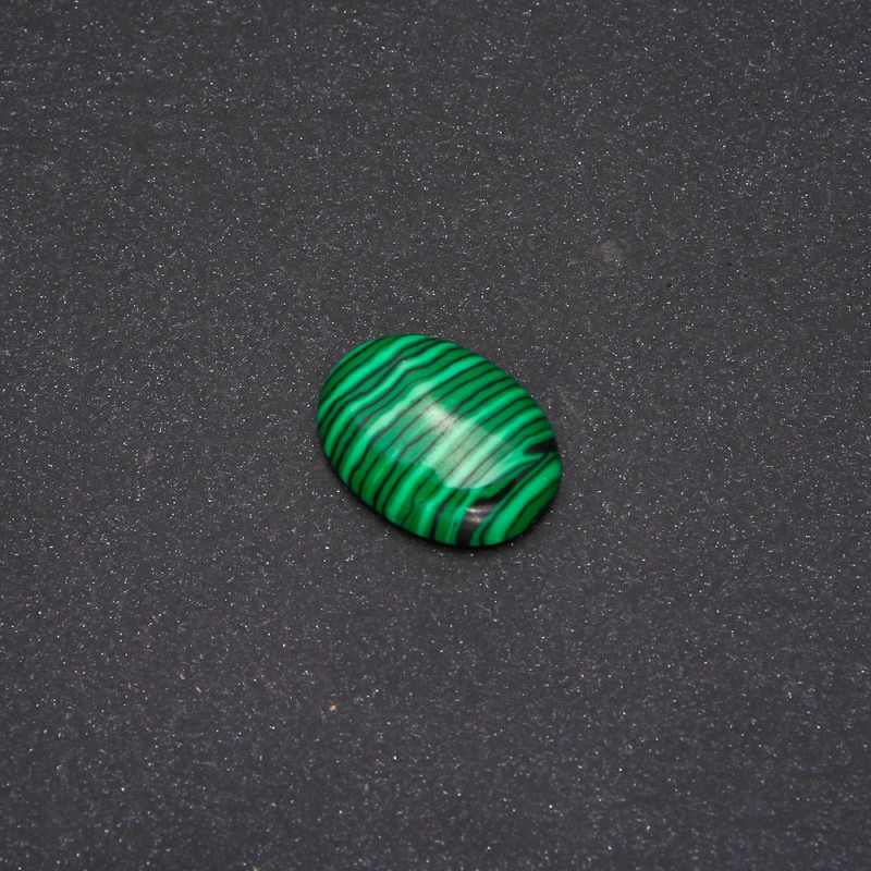 Kabošon z malachitu s lesklým povrchem 20×15 mm +