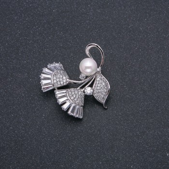 Brož Xuping s perlou Mallorca, rhodiovaná, s bílými kameny a štrasami, průměr perly cca 8 mm, rozměry 33 × 31 mm