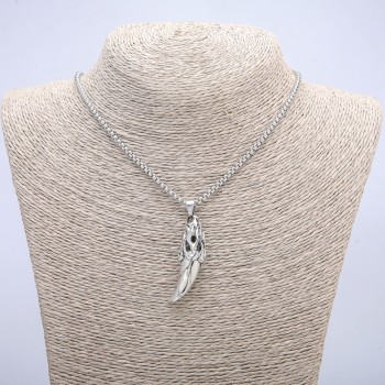 Přívěšek „Železný špičák“ 47×13 mm na řetízku, délka 70 cm ± stříbrný kov